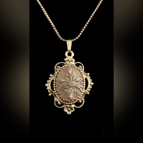 Vintage Jewelry - Vintage Cameo Necklace Gold Tone